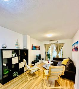 a living room with two chairs and a couch at Céntrico Apartamento en Benidorm in Benidorm