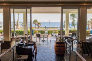 ein Restaurant mit Meerblick in der Unterkunft The Beach Hotel in Port Elizabeth