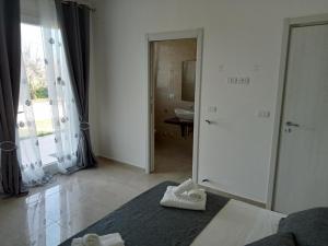 a bedroom with a bed and a mirror and a sink at Villa Bello camere in Giurdignano