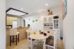 a kitchen and dining room with a table and chairs at Matalascañas Primera Línea de Playa in Matalascañas
