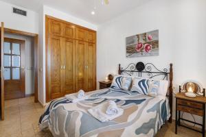 a bedroom with a bed with towels on it at Matalascañas Primera Línea de Playa in Matalascañas
