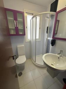 a bathroom with a shower and a toilet and a sink at Cuencaloft Nossa in Cuenca +24 photos