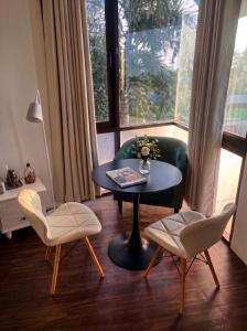 a living room with a table and two chairs at CenterPoint Thong Sala in Thong Sala