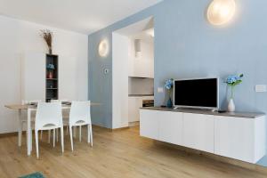 a living room with a dining table and a tv at Bilo Cinema in Bonassola