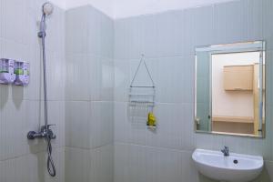 Ett badrum på RedDoorz @ Jatiwaringin