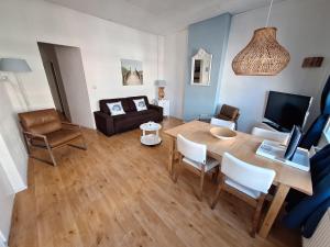a living room with a table and a couch at Appartementen Zandvoort in Zandvoort