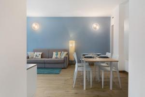 a dining room with a table and chairs and a couch at Bilo Cinema in Bonassola
