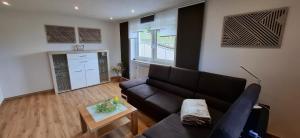 a living room with a couch and a table at Ferienwohnung zum Albuch in Nördlingen