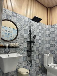 a bathroom with a sink and a mirror and a toilet at River Homestay in Hàm Tân +39 photos
