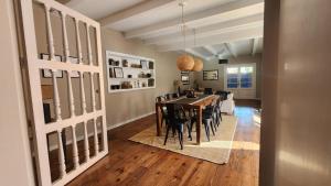 a dining room with a table and chairs at Casona en pleno Centro in Tandil