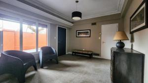 a living room with a tv and a table and chairs at Casona en pleno Centro in Tandil