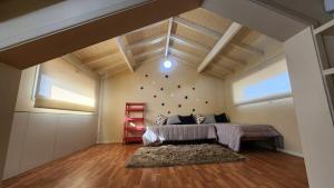 a bedroom with a bed and a wall with stars at Casona en pleno Centro in Tandil