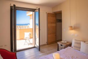 a living room with a sliding glass door to a balcony at Fantastica Villa con piscina e vista mare in Alghero +82 photos