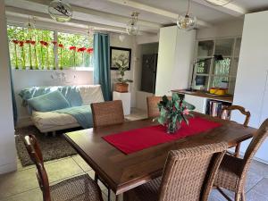 a dining room with a table and a living room at L'atelier au jardin in Strasbourg