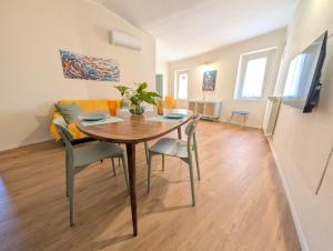 a dining room table and chairs in a living room at Borgo Mare in Piombino
