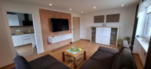 a living room with a couch and a table at Ferienwohnung zum Albuch in Nördlingen