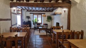 a dining room with wooden tables and chairs at Hotel Labranza in San Martín de Valdeiglesias