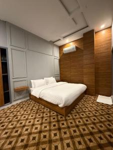 ein Schlafzimmer mit einem großen Bett in einem Zimmer in der Unterkunft Hotel Vintique in Lahore
