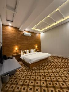 ein großes Schlafzimmer mit einem Bett und einer Wand in der Unterkunft Hotel Vintique in Lahore + 13 Fotos
