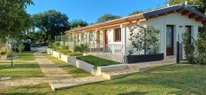 a house with a garden in front of it at Relais VILLA CAIA in Noto