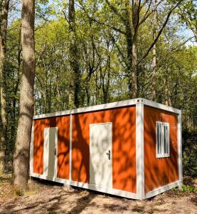 a tiny house in the woods with two doors at Les cabanes de Condé in Condé-sur-Vesgre