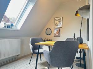 a dining room with a table and chairs at Wohnung Koje ³ in Böhl