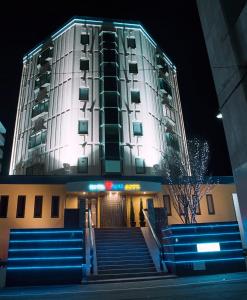 - un grand bâtiment avec des escaliers devant lui la nuit dans l'établissement Hotel Venus Ritz (Adult Only), à Seto