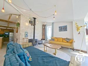 ein Wohnzimmer mit Sofa und Tisch in der Unterkunft Raiv in Lectoure