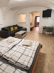 a large bed in a living room with a couch at Jüstel apartment in Litoměřice