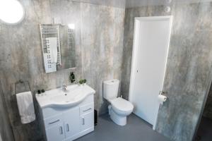 Gallery image of 1 Bed Vehicle Luxury Camper -Hot Tub Pets - Willy in Skegness