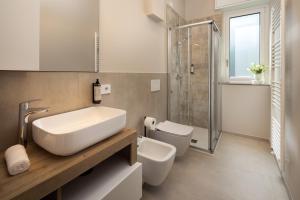 un bagno con lavandino, WC e doccia di Casati47 a Magenta Altre 4 foto