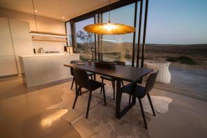 a kitchen and dining room with a table and chairs at De Wildeveldt in Darling