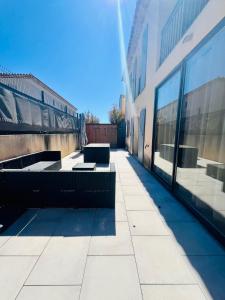 an empty sidewalk next to a building with windows at L'Escale paisible in Gardanne