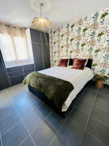 a bedroom with a bed and a chandelier at L'Escale paisible in Gardanne