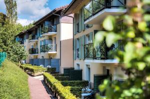 een appartementencomplex met een pad ervoor bij Zenitude Hôtel-Résidences L'Orée du Parc in Divonne-les-Bains