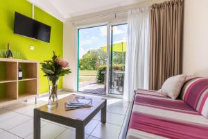 a living room with a couch and a table at Village Beauséjour - Rêves de mer in Le Conquet