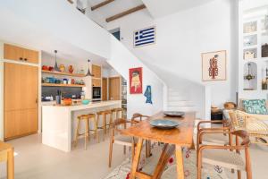 a kitchen and dining room with a table and chairs at Ikos Kythnos in Kithnos