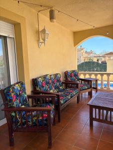 a room with three chairs and a table and a window at Casa Campanilla in Riumar