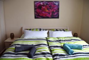 a bedroom with two beds with towels on them at Sódomb vendégház in Egerszalók