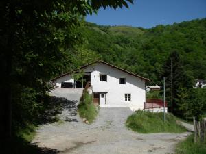 a white house in the middle of a mountain at Maison Yaitua in Esterençuby