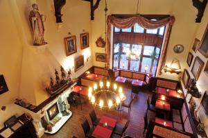 Hotel Villa Gropius في تيميندورفير ستراند: منظر علوي لغرفة طعام مع موقد