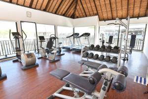 un gimnasio con varias cintas de correr y máquinas de ejercicio en Avani Sepang Goldcoast Resort en Sepang