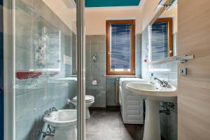 a bathroom with two sinks and a toilet at Casa Tuly 1 in Brenzone sul Garda +14 photos