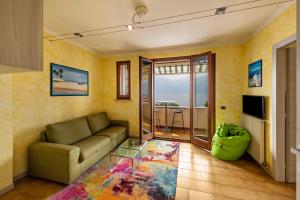 a living room with a couch and a glass table at Casa Tuly 1 in Brenzone sul Garda