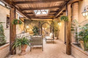 un patio interior con plantas y tragaluz en Residenza San Calisto, en Roma