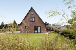 a brick house with a gambrel roof at Ferienwohnung Emilia 2 in Garding