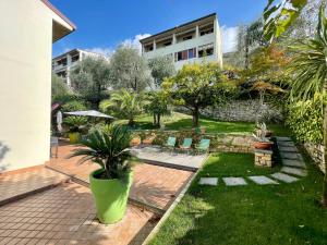 a garden with a potted plant and a building at Casa Tuly in Brenzone sul Garda