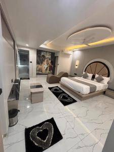 ein großes Schlafzimmer mit einem Bett und einigen Teppichen in der Unterkunft Hotel Pine Ville in Ahmedabad