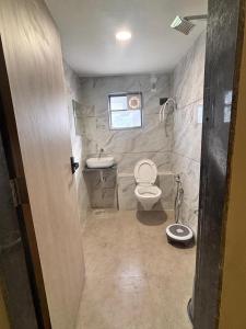 ein Badezimmer mit Toilette und Waschbecken in der Unterkunft Hotel Pine Ville in Ahmedabad