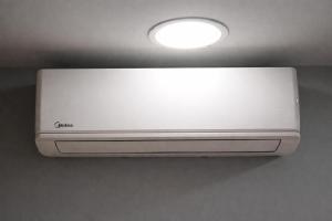 a light on a ceiling with a light on it at Hostal Mediterranea in Madrid